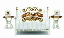 LUNDBY™ smaland Messingbett mit Nachtischchen für Puppenhaus 1:18