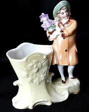  Biscuit de porcelaine vernissée petit vase  jeune fille au bouquet