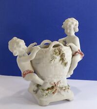 Superbe biscuit, putti à la corbeille en très bon état