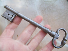 belle clef clé cuisse de grenouille.  17è.   16,6cm.   Poids : 126gr.