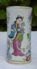 Porte pinceau en porcelaine de Chine, décor émaillé de personnages. Début Xxe s.