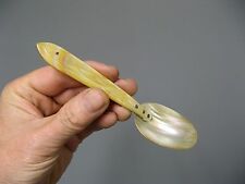 Cuillère ancienne en nacre.