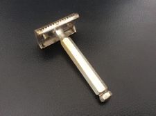 Peu Courant - Ancien rasoir mecanique métal Argenté Approved by WSB