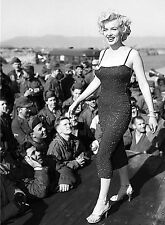 PHOTO MARILYN MONROE AVEC LES SOLDATS AMERICAINS - 11X15 CM #9