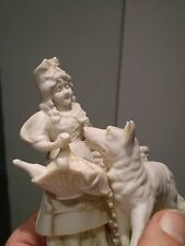 ANCIEN ET BEAU SUJET EN BISCUIT . HAUTEUR 11.5 CM . 