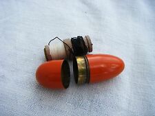 BEL ETUI A FIL COUTURE ANCIEN LAITON et COULEUR ORANGE  avec navette bois 2 fils