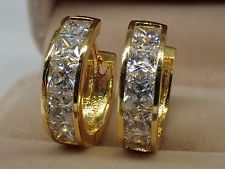Or jaune 18 carats solides Femmes Filles Boucles d'oreilles diamant de Huggie