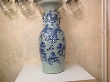 Grand vase de Chine bleu blanc ,décor dragons et chien de fô ,de 60 cm. 19 eme.