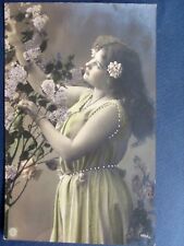 fantaisie ,jeune fille à la robe jaune.....petits points de gouache