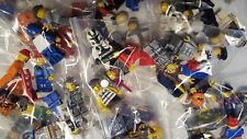 10 verschiedene Lego Figuren, Männchen mit Kopfbedeckung und einiges an Zubehör