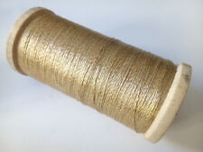 Ancienne grosse bobine en bois de fil métallisé or brillant création couture - 6