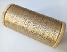 Ancienne grosse bobine en bois de fil métallisé or brillant création couture - 5