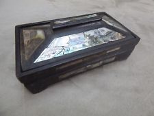 BOÎTE en BOIS à décor de nacre ciselée.