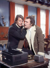 PHOTO ROGER MOORE - TONY CURTIS (AMICALEMENT VOTRE)  FORMAT 11X15 CM