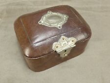 BOÎTE A BIJOUX en cuir, ancienne.