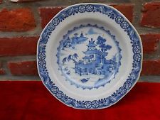Assiette porcelaine Chine XVIIIème. Décor de pagode. Antique Chinese plate 
