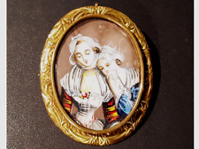 ANCIENNE BROCHE  EN METAL DORE PEINTURE MINIATURE