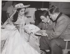 Superbe  photo originale  NB   ELIZABETH TAYLOR, MONTGOMERY CLIFT et E.Dmytryk