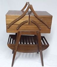 TRAVAILLEUSE / BOITE A COUTURE EN BOIS SUR PIEDS ANNÉES 1950